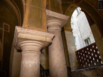 Altra particolarit� sono le doppie colonne doriche sfalsate e parallele che reggono le strutture...